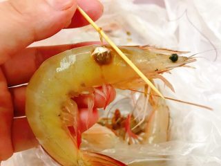 1、锡纸金针菇粉丝虾煲,虾去虾肠和头部的虾屎。用牙签挑出就行。