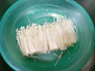 3、锡纸金针菇粉丝虾煲,金针菇用清水洗净备着。
