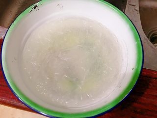 4、锡纸金针菇粉丝虾煲,粉丝用开水烫软捞出备着。