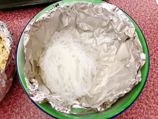 6、锡纸金针菇粉丝虾煲,锡纸做成大碗型。放入粉丝。