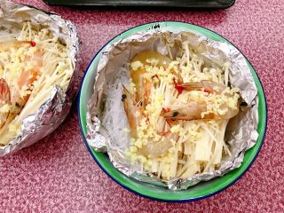 9、锡纸金针菇粉丝虾煲,撒上蒜蓉。
