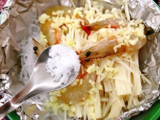 10、锡纸金针菇粉丝虾煲,按口味调入适量盐。