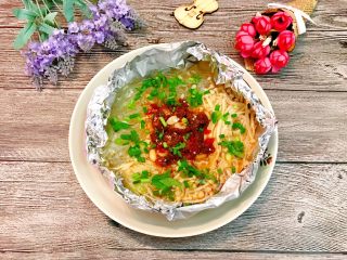 16、锡纸金针菇粉丝虾煲,再来个放牛肉酱的，超级好吃哦。