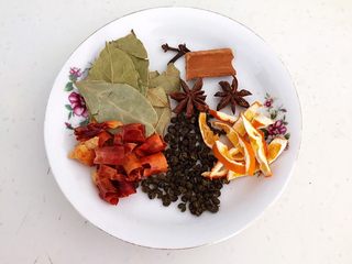 1、红烧溜达鸡,准备干料:香叶,桂皮,八角,丁香,陈皮,花椒粒,干红辣椒段