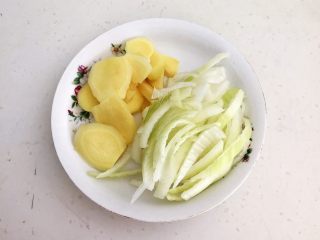 2、红烧溜达鸡,鲜姜切成小片,圆葱切成丝
