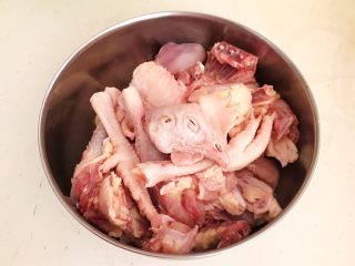 4、红烧溜达鸡,把溜达鸡切成小块