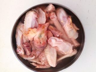 5、红烧溜达鸡,把鸡块用冷水浸泡20分钟,泡出血水