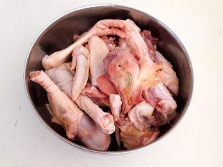 6、红烧溜达鸡,把鸡块清洗干净