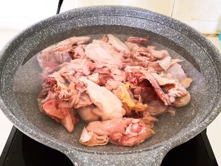 7、红烧溜达鸡,锅里加入冷水,放入鸡块