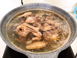 8、红烧溜达鸡,水开后焯水5分钟