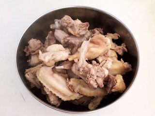 9、红烧溜达鸡,把焯好的鸡块捞出来