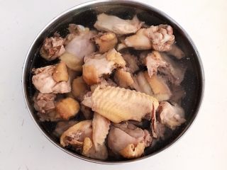10、红烧溜达鸡,用温水清洗鸡块