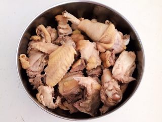 11、红烧溜达鸡,把清洗干净的鸡块捞出来备用