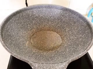 12、红烧溜达鸡,锅烧热后加入玉米油