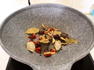 13、红烧溜达鸡,油烧热后加入所有干料,煸炒出香味