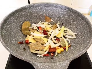 14、红烧溜达鸡,加入姜片和葱丝,煸炒出香味