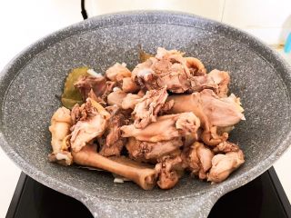 15、红烧溜达鸡,加入鸡块