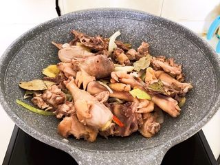 16、红烧溜达鸡,翻炒2分钟