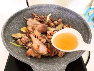 17、红烧溜达鸡,加入料酒烹去腥味