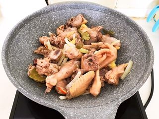 18、红烧溜达鸡,翻炒均匀