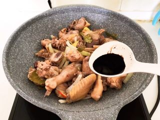 19、红烧溜达鸡,加入老抽