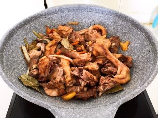 20、红烧溜达鸡,翻炒均匀