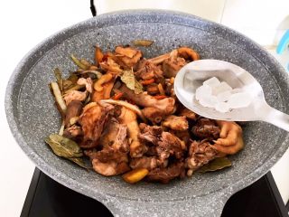 21、红烧溜达鸡,加入冰糖