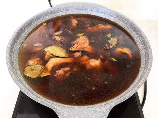 22、红烧溜达鸡,加入开水,水量没过鸡块