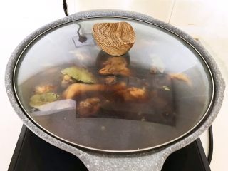 23、红烧溜达鸡,盖上锅盖,大火烧开后小火慢烧60分钟,然后大火收汁烧10分钟