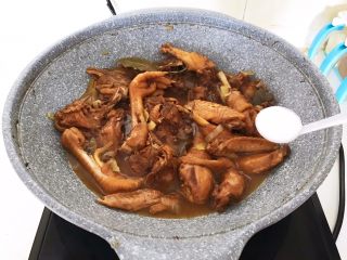 25、红烧溜达鸡,加少精盐调味