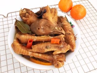 28、红烧溜达鸡,红烧溜达鸡皮香肉美,鸡肉紧实,有嚼劲儿,味道美极了~