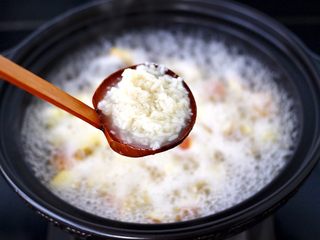 8、鸡蛋醪糟汤,大火煮沸后，再放入醪糟。