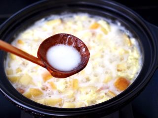 11、鸡蛋醪糟汤,看见鸡蛋液凝固变成蛋花的时候，淀粉用适量清水化开勾芡。