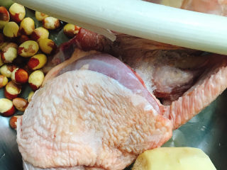 1、白果炖鸡,准备好食材