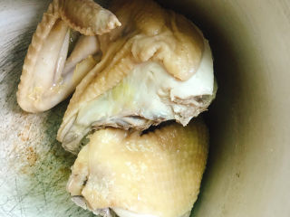 7、白果炖鸡,捞出冲洗干净