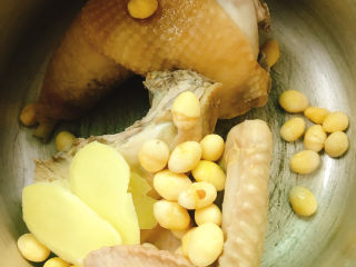 8、白果炖鸡,将清远鸡、白果、姜片放入锅中