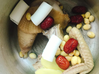 9、白果炖鸡,放入红枣和大葱段