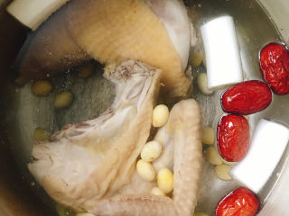 11、白果炖鸡,大火烧开转小火煲50分钟