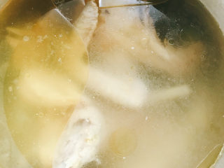 12、白果炖鸡,煲好的汤