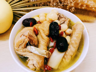 15、白果炖鸡,装入容器中即可。