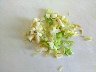 1、杏鲍菇青椒炒鸡肉,葱姜蒜切碎