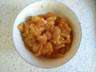 5、杏鲍菇青椒炒鸡肉,加鸡肉中加入一勺料酒，一勺生抽 ，一勺淀粉，搅拌均匀，腌制一会儿