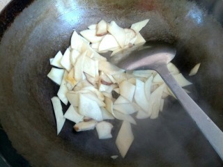 6、杏鲍菇青椒炒鸡肉,锅中放入少量清水，放入杏鲍菇，炒软，盛出待用