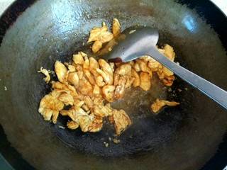 8、杏鲍菇青椒炒鸡肉,加入一勺甜面酱翻炒均匀