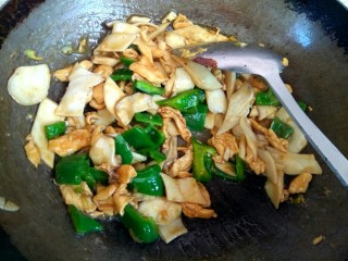 12、杏鲍菇青椒炒鸡肉,加入杏鲍菇翻炒均匀，关火出锅