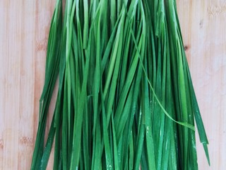 2、韭菜炒扇贝,摘去韭菜坏叶子及脏物