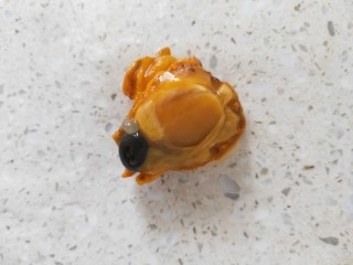 9、韭菜炒扇贝,扇贝肉会自行从壳上脱落,处理脏东西