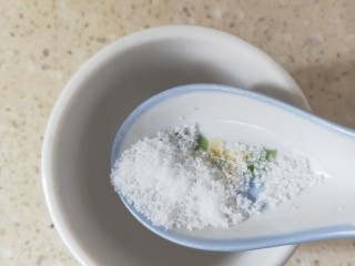 12、韭菜炒扇贝,加入少许食盐