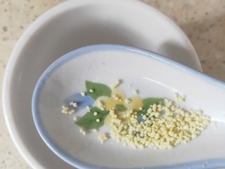 13、韭菜炒扇贝,加入少许鸡精