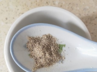 14、韭菜炒扇贝,加入胡椒粉